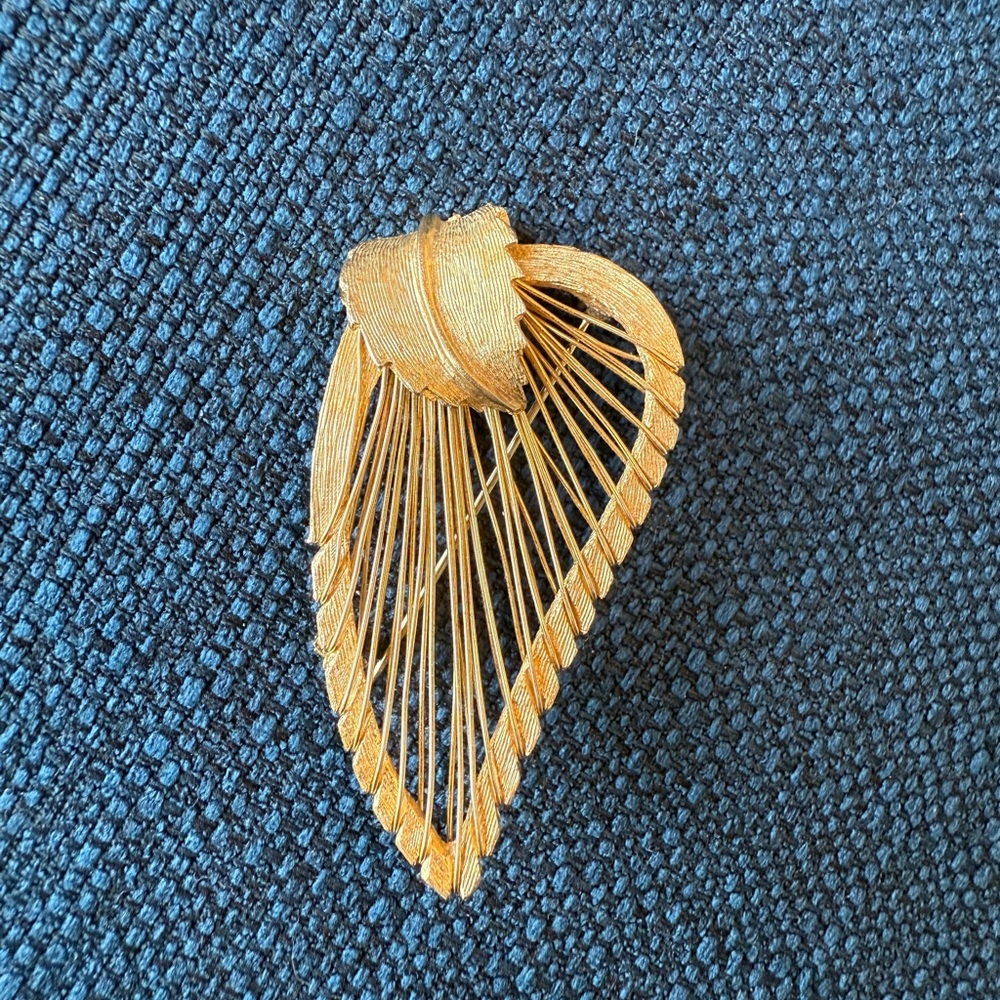 Vintage Wire Work Gold Leaf-Inspired Brooch